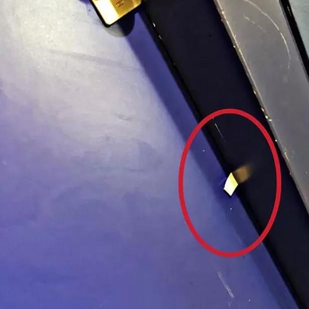 Mogelijk inbrekers actief!
Een wijkbewoonster trof een briefje aan tussen de deur en er was achter bij de poort gerommeld met een ladder. 

Lijkt iets verdacht, twijfel niet en bel 112!
Koop eventueel een waaklamp en drai de poort op slot.