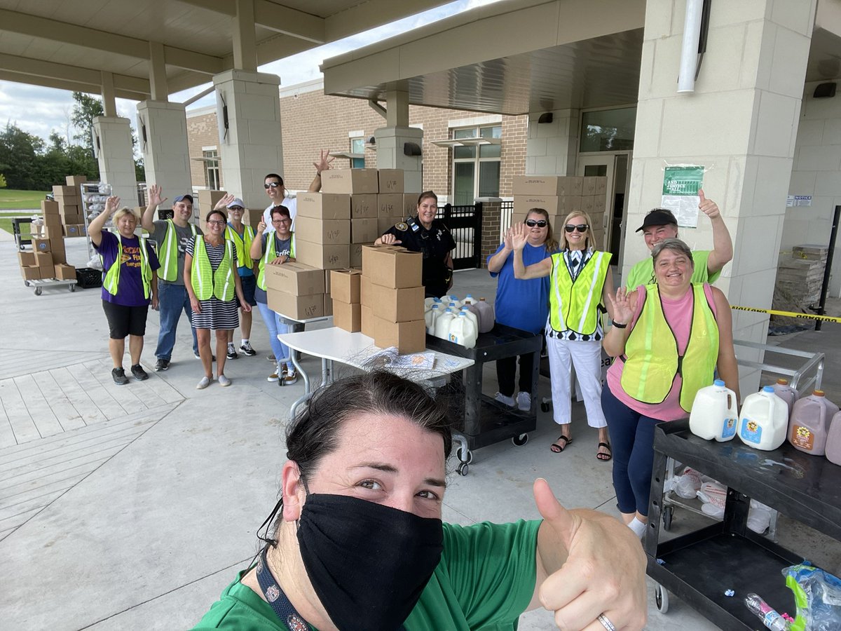 LAHSummers's tweet photo. This #dreamteam just served over 200 meals in 30 minutes!! 
#teamdeerfield 
#lexonefsn
@lexonefsn 
@lexingtonone 
@DeerfieldLex1
@GLittle_Lex1 https://t.co/a7FDytEL0Z