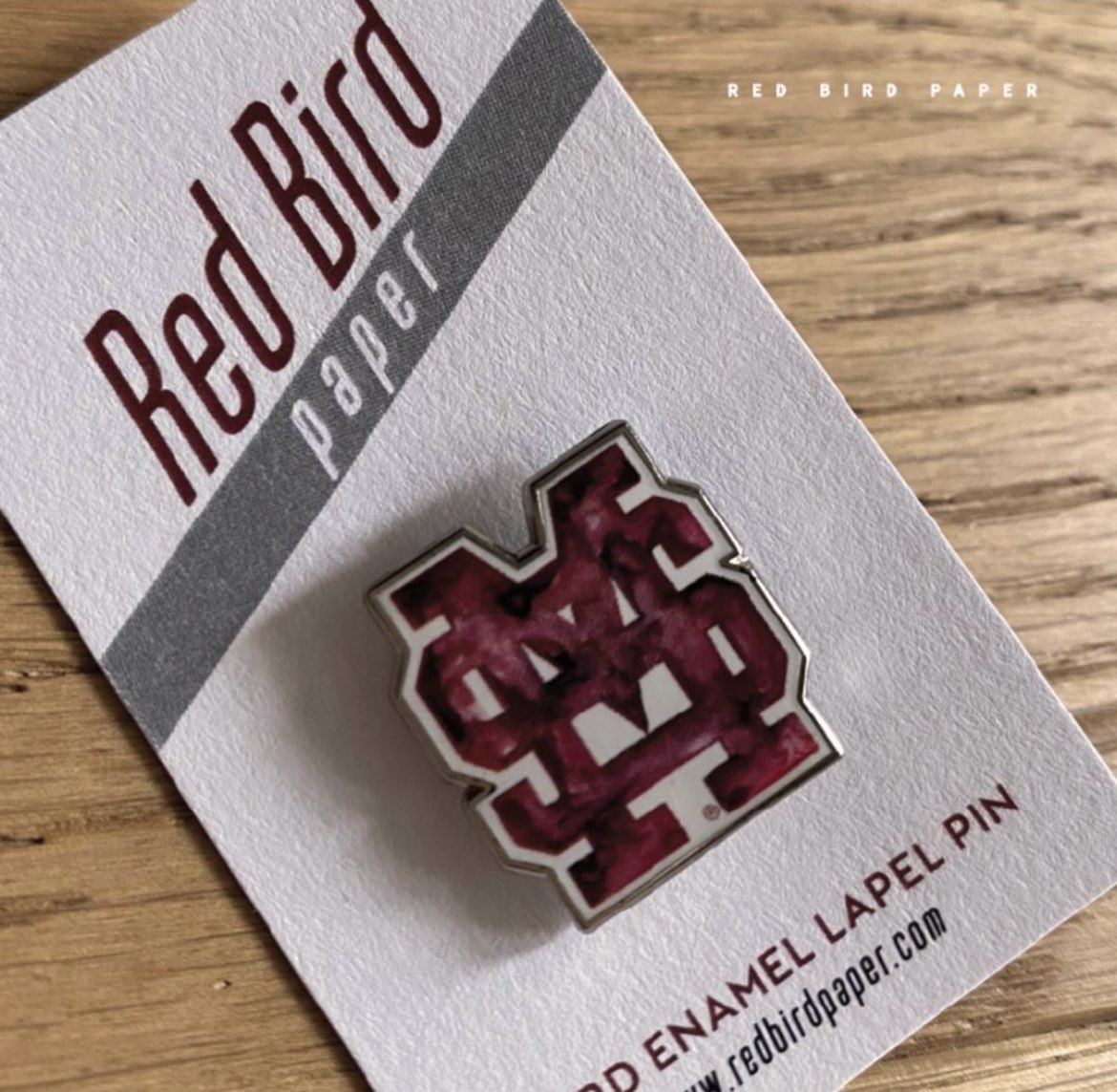RedBirdPaper's tweet image. Miss State Bulldogs are NATIONAL CHAMPS!! ⚾️ Grab an RBP lapel pin to show your support and commemorate this amazing win! @HailStateBB redbirdpaper.com/collections/mi…