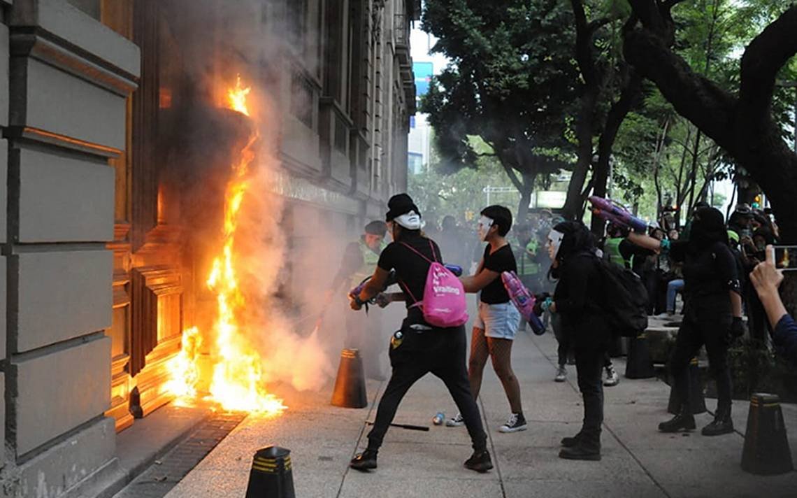 Mechitascasmont's tweet photo. @EdoCote @ClaudiaLopez @petrogustavo Anoche, uno de los #CascosAmarillos que financia @GustavoBolivar en apoyo @petrogustavo lanzó #BombaIncendiaria contra #Policia en calle desierta y total indefensión sin que hubiese protesta alguna!
@PoliciaBogota @Bogota @CIDH @FiscaliaCol @SdrodriguezT @PalomaValenciaL https://t.co/KXFVzfFlCX