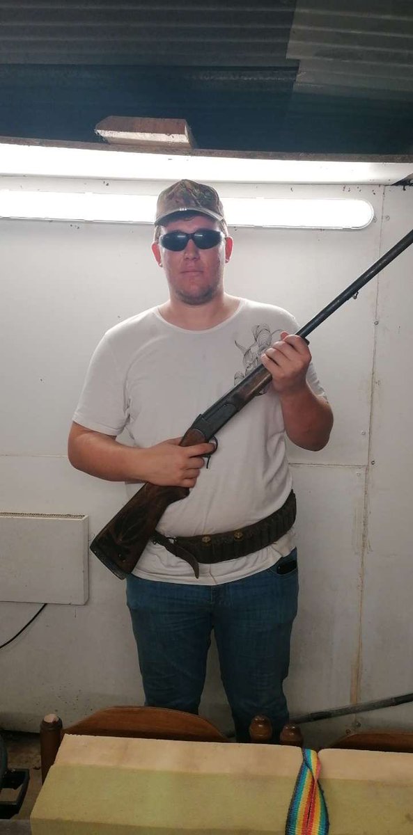 juloyyy32's tweet photo. ⚠️ 🚨!!! ALERTE!!! 🚨⚠️
Un jeune garçon de 20 ans nommé Donovan McPeter aurait fugué de chez lui avec des armes à feu, il aurait été aperçu pour la dernière fois dans une AX rouge en Meurte et Moselle. Voilà la dernière photo qu’il a posté de lui avant de s’enfuir ! PARTAGEZ !!! https://t.co/iyWun0KFgi