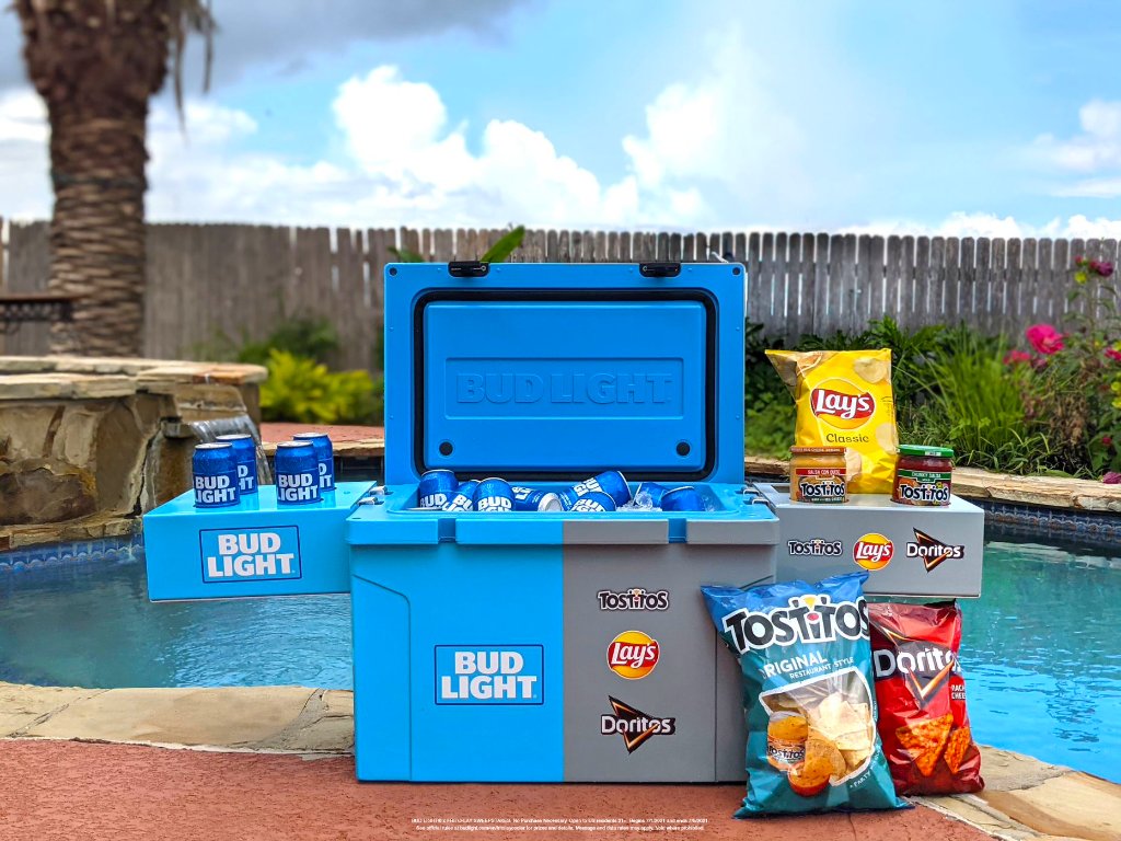 Two crispy classics meet at last! For a chance to win a year of Bud Light and chips AND grab an exclusive Bud Light x @Fritolay cooler, reply using #ChipDipSip #sweepstakes @LAYS @Tostitos @Doritos