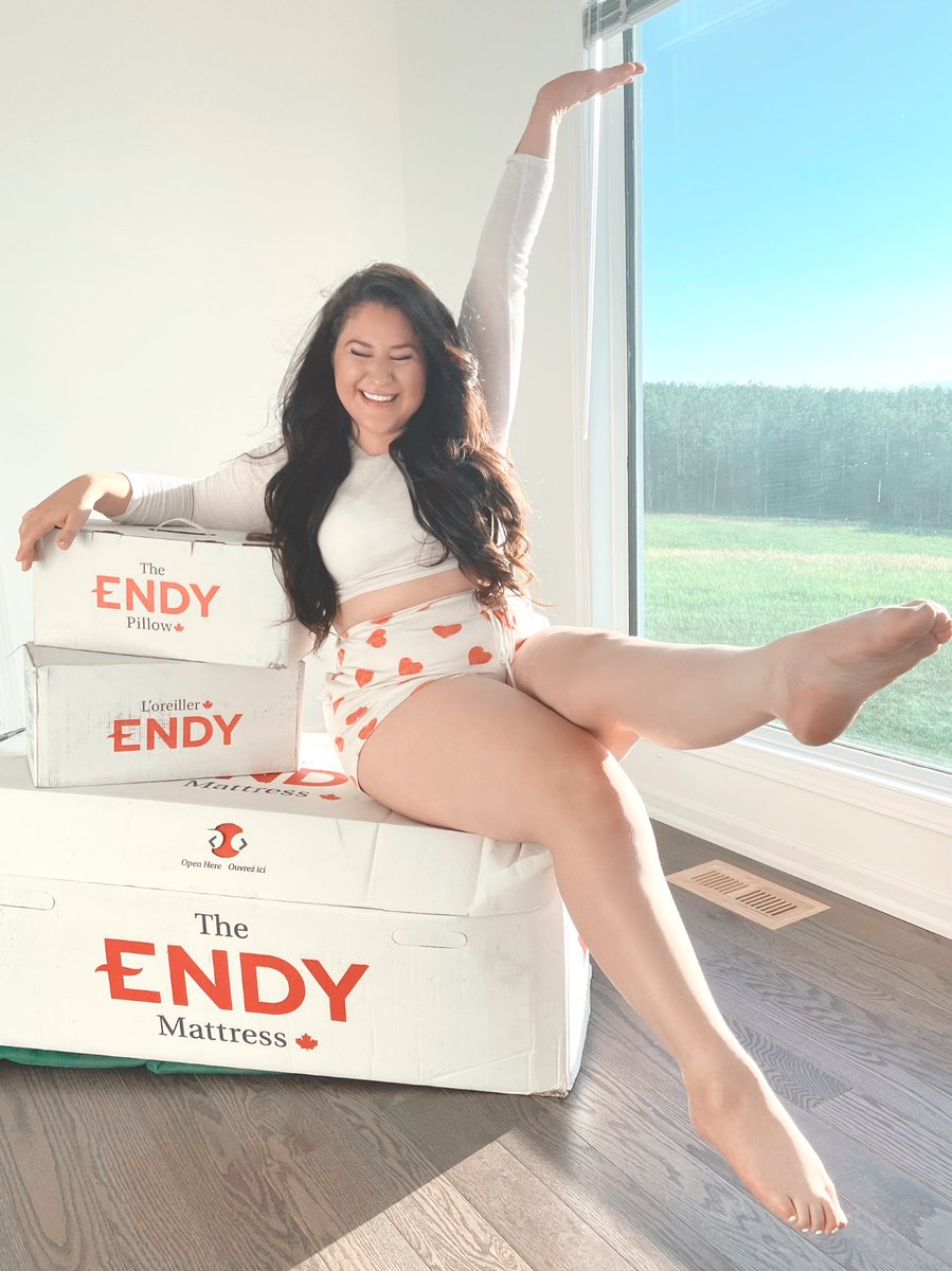 michelasheedy's tweet photo. New place = new sleep digs ✨☁️ @Endy 

Last night was my first night on my new #Endy mattress and DANG! So comfy. 

They are proudly made in Canada 🇨🇦, vegan and cruelty-free, built to last and loved by +300,000 people across the country! 

THANK YOU ENDY ⭐️😴 #EndyPartner #gift https://t.co/wbkkkGiyxS