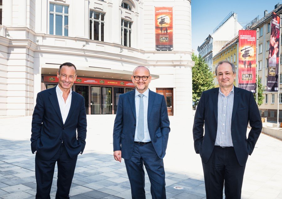 _vienna_info_'s tweet photo. Vienna Tourist Board's Managing Director Norbert Kettner, @MusicalviennaVB Managing Director Franz Patay and Musical Director Christian Struppeck during a visit of the newly renovated Raimund Theater in Vienna. #MusicalVienna #ViennaNow © Stefanie J. Steindl (1/2) https://t.co/4McttdBz8w