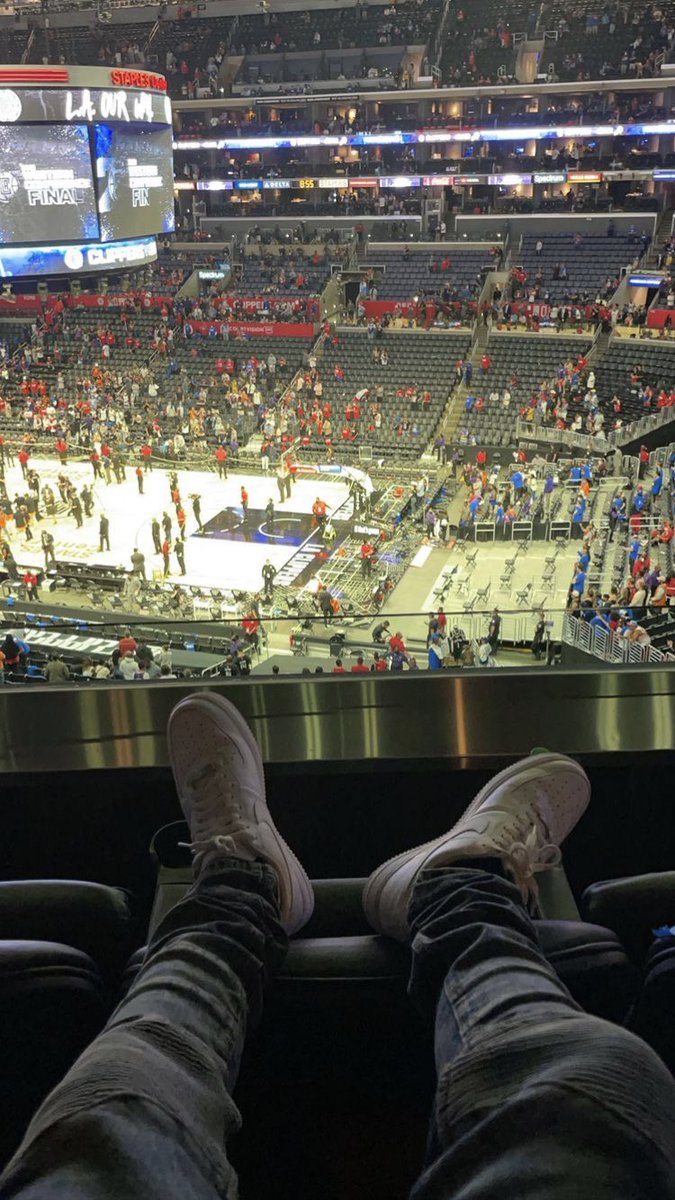 𝐮𝐧𝐜𝐥𝐞 𝐚𝐚𝐫𝐨𝐧 𝐠𝐨𝐭 𝐦𝐞 𝐭𝐢𝐜𝐤𝐞𝐭𝐬.