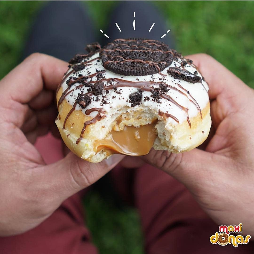 MaxiDonas_ve's tweet photo. ¡Mordida que enloquece!
Siente el sabor en tu boca, vacílate una rica #MaxiDonas 🤤😎🍩
...
#NoSonDonasSonMaxiDonas #PedidoEspecial #SaborQueEncanta #VenezuelaTerritorioMaxiDonas #Arequipe #Oreo #Rellenas #Donuts #Krapfen https://t.co/2cQQvKtNIh
