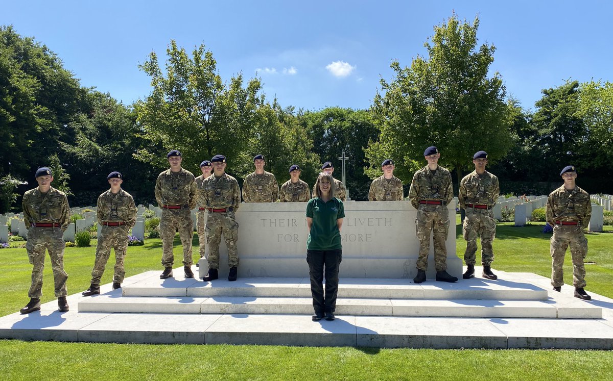 ElizbethjmSmith's tweet photo. On #CanadaDay it was an honour to talk to @25Rlc about the work of @CWGC and the stories of some of the 600+ Canadians buried at Stonefall, Harrogate. Hope this will be the first of many visits by this unit to the site. #LestWeForget https://t.co/eXfvZ6W4Hw