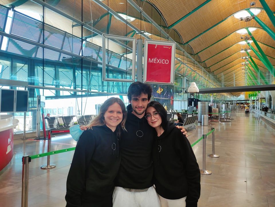 Bijna 24 uur waren ze onderweg, maar #CHanGEmakers Isha, Buket en Koen zijn aangekomen in Mexico! Benieuwd naar het Mexicaanse genderactivisme? Volg hun reis via buff.ly/3y9k9bv ✊🇲🇽
