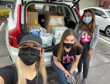 YvonneMorales03's tweet photo. Miami Spartans joining efforts across our market to make an impact within the community in support of the Surfside tragedy #SurfsideStrong #MiamiSpartans Thanks to all who contributed! 🙏🏼 https://t.co/c99dDsUP7o