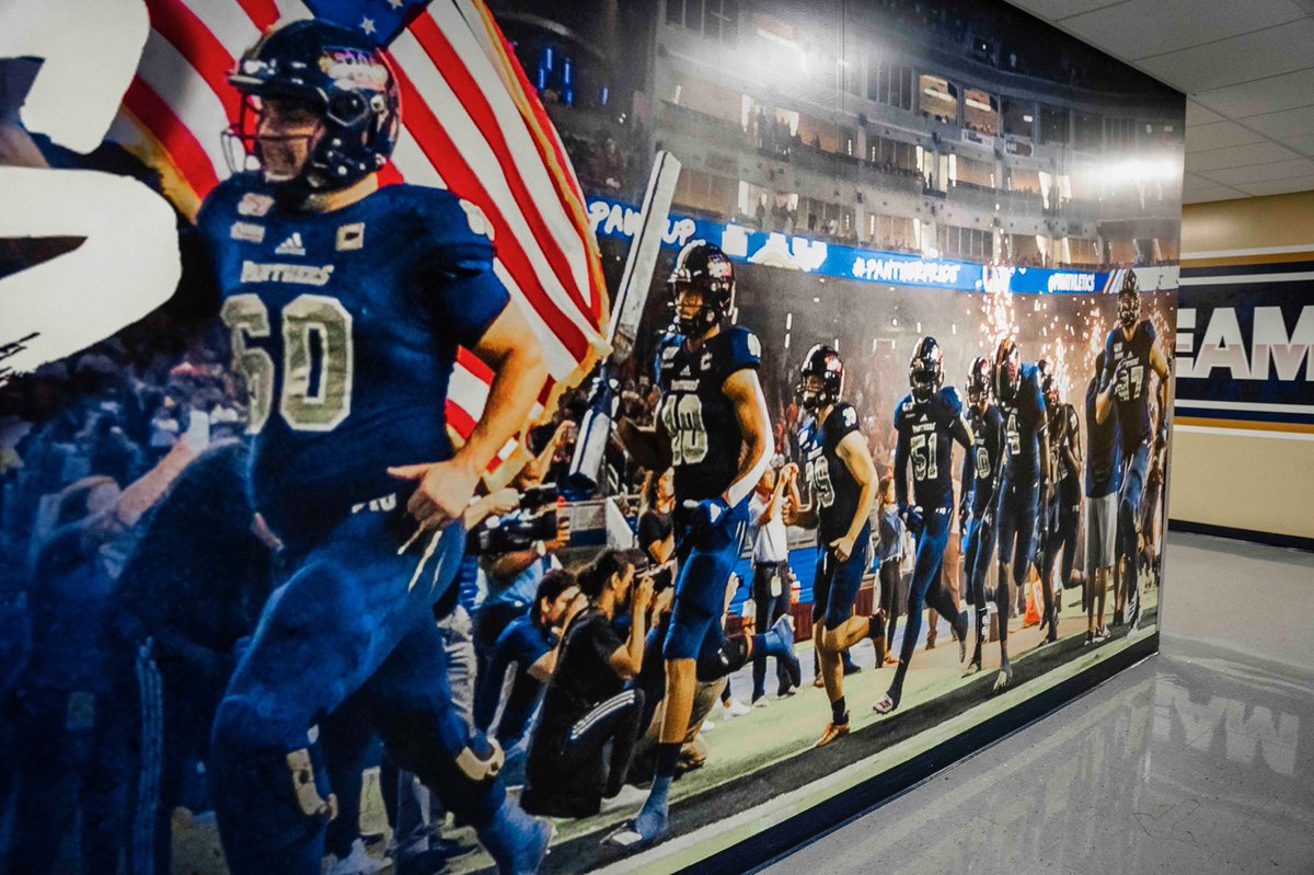 CoachDrewDavis's tweet photo. New wallpaper up in the facility๐ฅ ๐ธ #PawsUp ๐พ #FutureIsU22 https://t.co/OkzNRiFPVj
