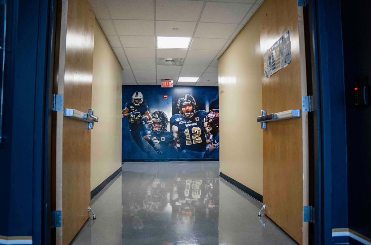 CoachDrewDavis's tweet photo. New wallpaper up in the facility๐ฅ ๐ธ #PawsUp ๐พ #FutureIsU22 https://t.co/OkzNRiFPVj