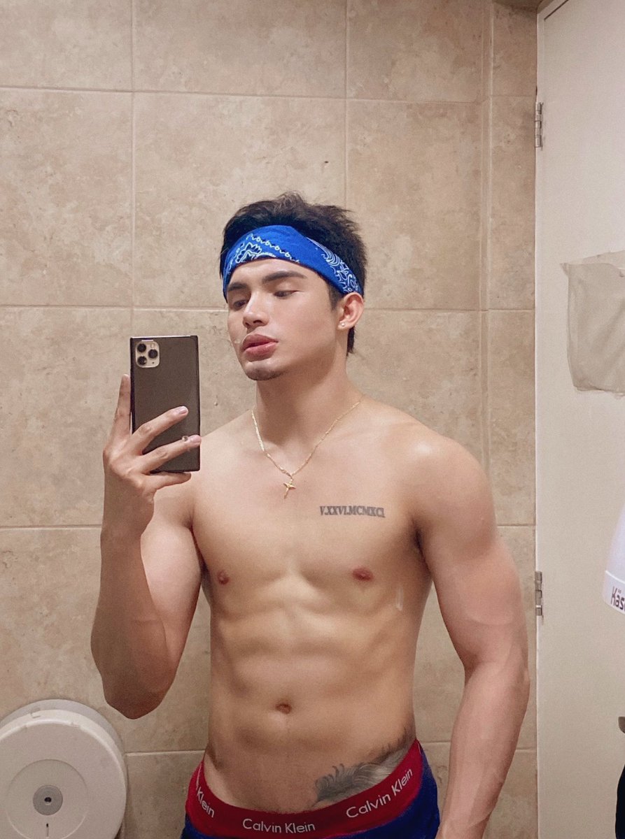supremesixx's tweet photo. Goodnight😘 https://t.co/SyKEhcINaf
