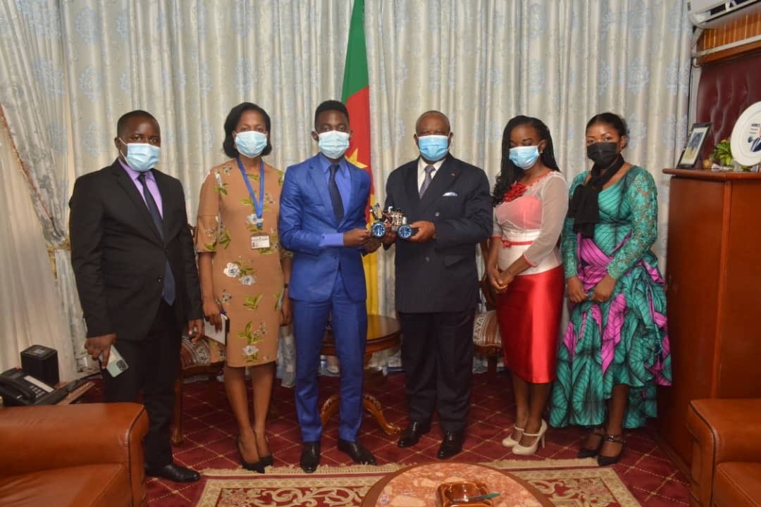 JosephLE_'s tweet photo. J'ai reçu ce jour le jeune ingénieur informaticien Yannick Édouard Mekongo diplômé de L'IAI Cameroun, et concepteur du robot intelligent Pi-Car b Mars Rover. Cet outil pourrait jouer un rôle important dans les nombreux chantiers de modernisation de notre administration publique ! https://t.co/UDlfpIhdbc