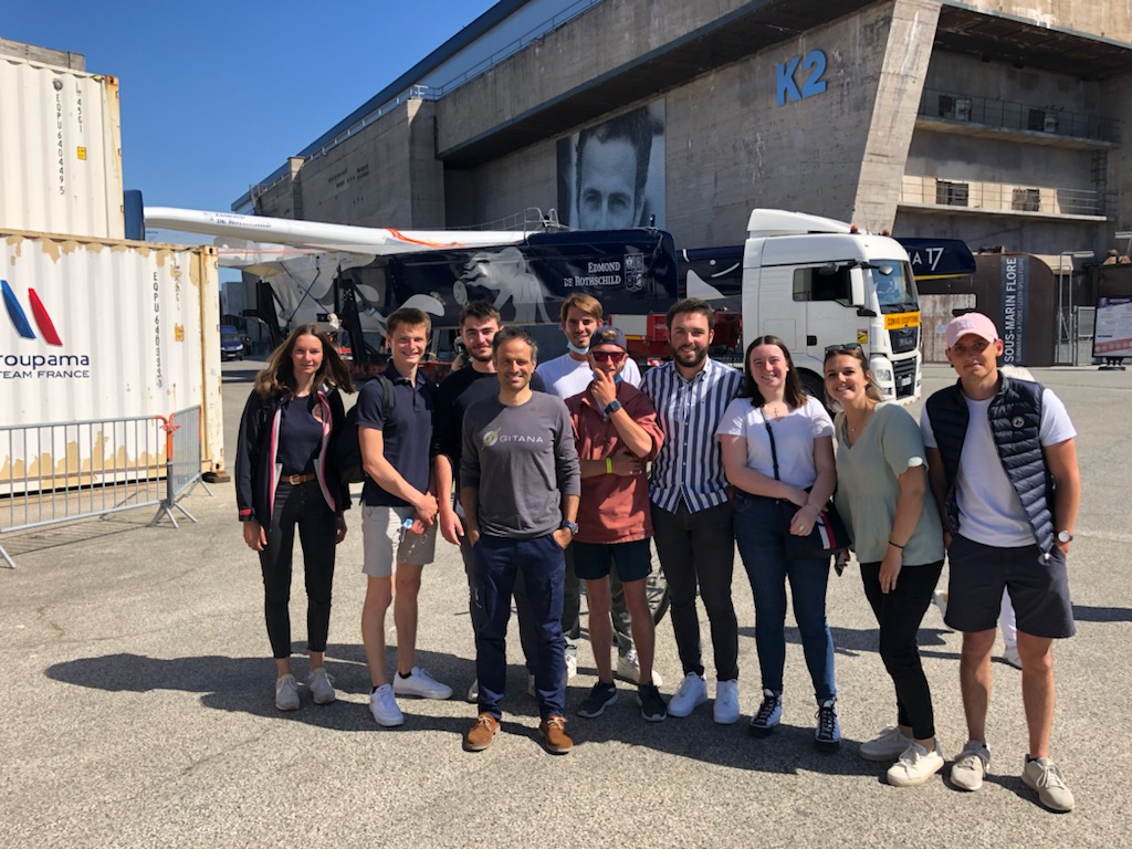 Photo de groupe Technico-commercial, avec 2 promotions :
✔️ la promo 2022 (les alternants 1ère année)
✔️ la promo 1995 représentée par Franck Cammas himself
Merci <a href="/GitanaTeam/">GitanaTeam</a> pour la visite !