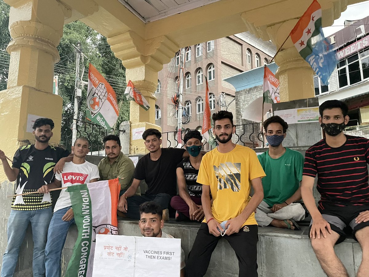 dineshpatiyal9's tweet photo. मण्डी यूथ कांग्रेस एवं मण्डी एन॰एस॰यू॰आई॰ द्वारा
छात्रों की मांगों को लेकर मण्डी DC कार्यालय के सामने भूख हड़ताल का आज तीसरा दिन....
@ShuklaRajiv @SanjaySDutt @AmarpreetLally https://t.co/dLPHwEV4s6