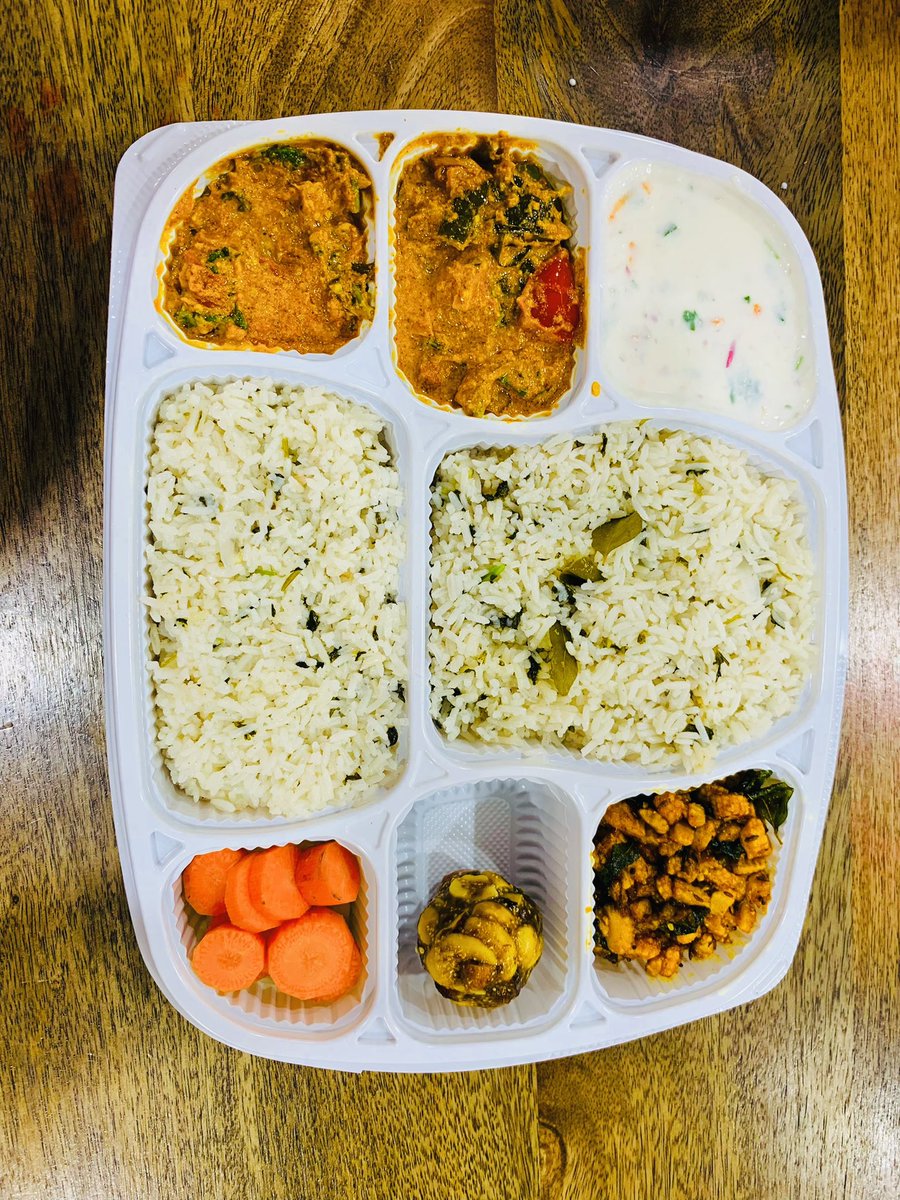 niharikareddy89's tweet photo. నిన్నటివి ఈ రోజువి లంచ్ , డిన్నర్ కోవిడ్ పేషెంట్స్ కోసము పంపిన ఫుడ్ .... పేషెంట్స్ చాల తగ్గారు మొదటి రోజు 35 మందితో స్టార్ట్ చేసాము మధ్యలో రోజుకి 500 మందికి ఇచ్చాము ,ఇప్పడు తగ్గుతూ వచ్చి 30 మందికి పంపిస్తున్నాము రేపటితో ఈ కార్యక్రమము ముగిస్తున్నాము 🙏🏻🙏🏻.  
సర్వేజనా సుఖినోభవంతు 🙏🏻 https://t.co/fXRk89knpt