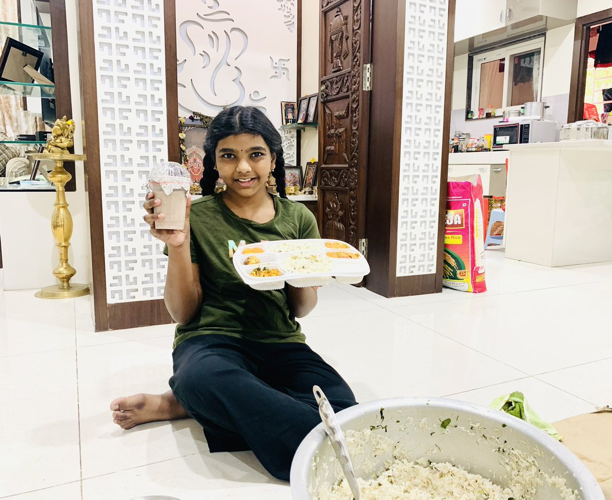 niharikareddy89's tweet photo. నిన్నటివి ఈ రోజువి లంచ్ , డిన్నర్ కోవిడ్ పేషెంట్స్ కోసము పంపిన ఫుడ్ .... పేషెంట్స్ చాల తగ్గారు మొదటి రోజు 35 మందితో స్టార్ట్ చేసాము మధ్యలో రోజుకి 500 మందికి ఇచ్చాము ,ఇప్పడు తగ్గుతూ వచ్చి 30 మందికి పంపిస్తున్నాము రేపటితో ఈ కార్యక్రమము ముగిస్తున్నాము 🙏🏻🙏🏻.  
సర్వేజనా సుఖినోభవంతు 🙏🏻 https://t.co/fXRk89knpt