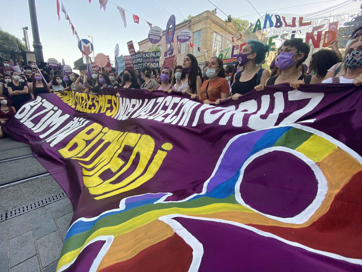 zeynep_erdim's tweet photo. "We're not scared, we will not be silenced, we will not obey" chant women as they protest Turkey's withdrawal from #IstanbulConvention. İt was accepted unanimously at Parliament, it is withdrawing with a presidential decree passed overnight. #IstanbulSozlesmesı https://t.co/VLClLtqzfX