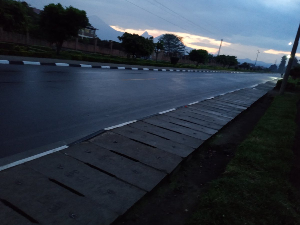 JdlCroix1's tweet photo. Ni 6h00 top
#Abanyarwanda Bubahwe, kubahiriza amabwiriza yo kwirinda #COVID19 uyu mugoroba babirimo neza. Aha ni @MusanzeDistrict aho bita #KAMUHOZA.
Hirya no hino @RwandaNorth haratuje.
#Sintezuka ,#Ntutezuke , #Ntidutezuke Tuzatsinda
@NyirarugeroD
@DrDanielNgamije
@gatjmv https://t.co/tOsT0dCf6I