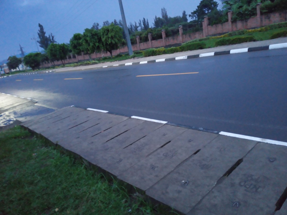 JdlCroix1's tweet photo. Ni 6h00 top
#Abanyarwanda Bubahwe, kubahiriza amabwiriza yo kwirinda #COVID19 uyu mugoroba babirimo neza. Aha ni @MusanzeDistrict aho bita #KAMUHOZA.
Hirya no hino @RwandaNorth haratuje.
#Sintezuka ,#Ntutezuke , #Ntidutezuke Tuzatsinda
@NyirarugeroD
@DrDanielNgamije
@gatjmv https://t.co/tOsT0dCf6I