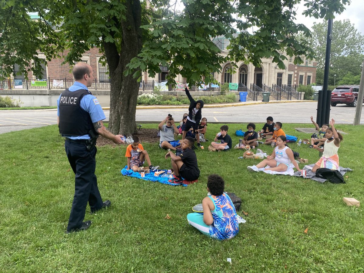 ChicagoCAPS14's tweet photo. 14th District Officers met with more than 70 youth at the Humboldt Park Summer Camp for their safety day. The officers answered questions and spoke about staying safe this holiday weekend and the importance of working together.
#keepcalmandstaysafe
#Copsforkidskidsforcops https://t.co/a8viWt9rN9