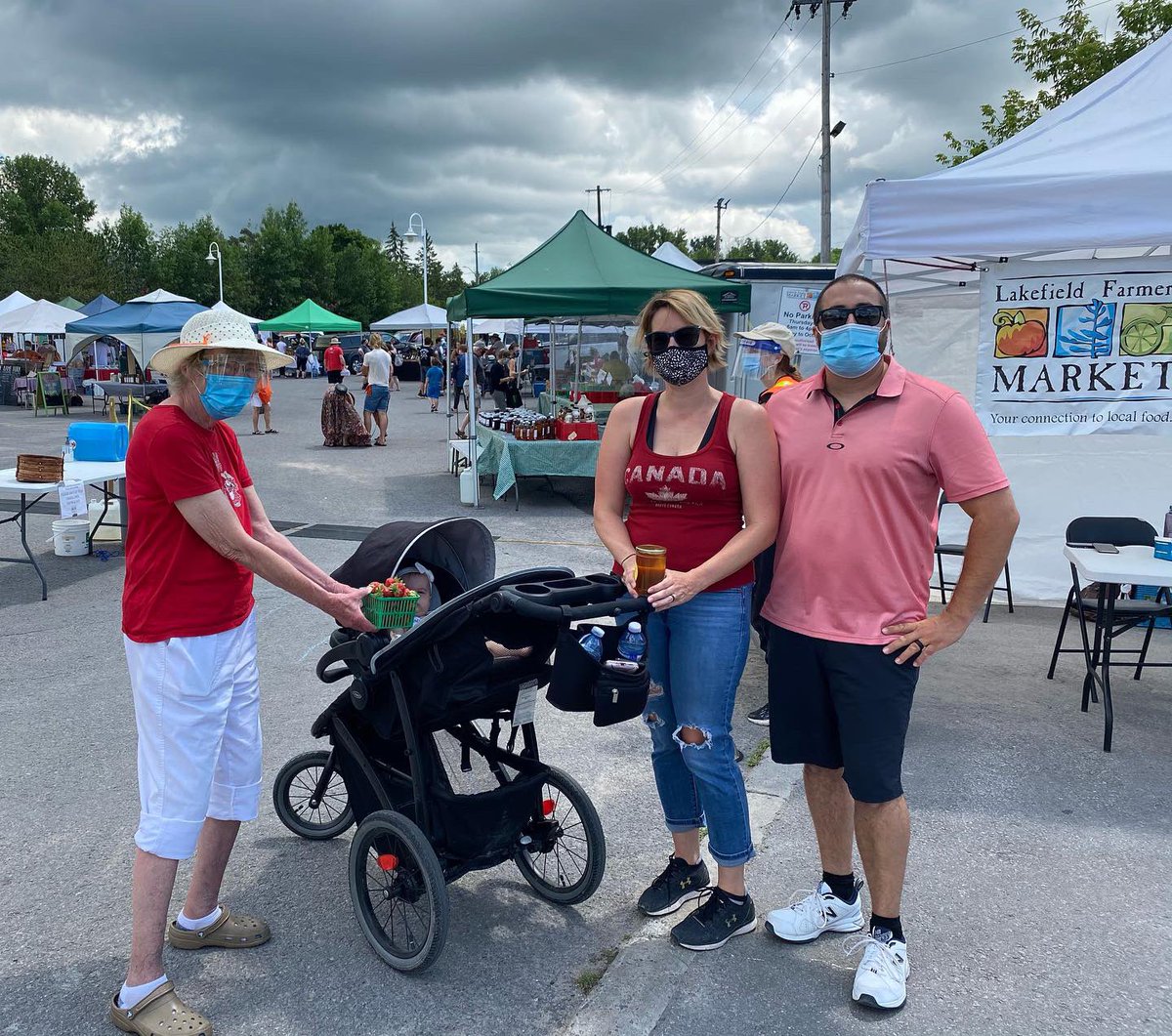 For our first time, we have reached 1000 customers! Hip hip hurray for Baby Hannah!
👏👏👏
Our volunteer board member (from Grandma Needled It) presented 🍓 and 🍯 to celebrate!