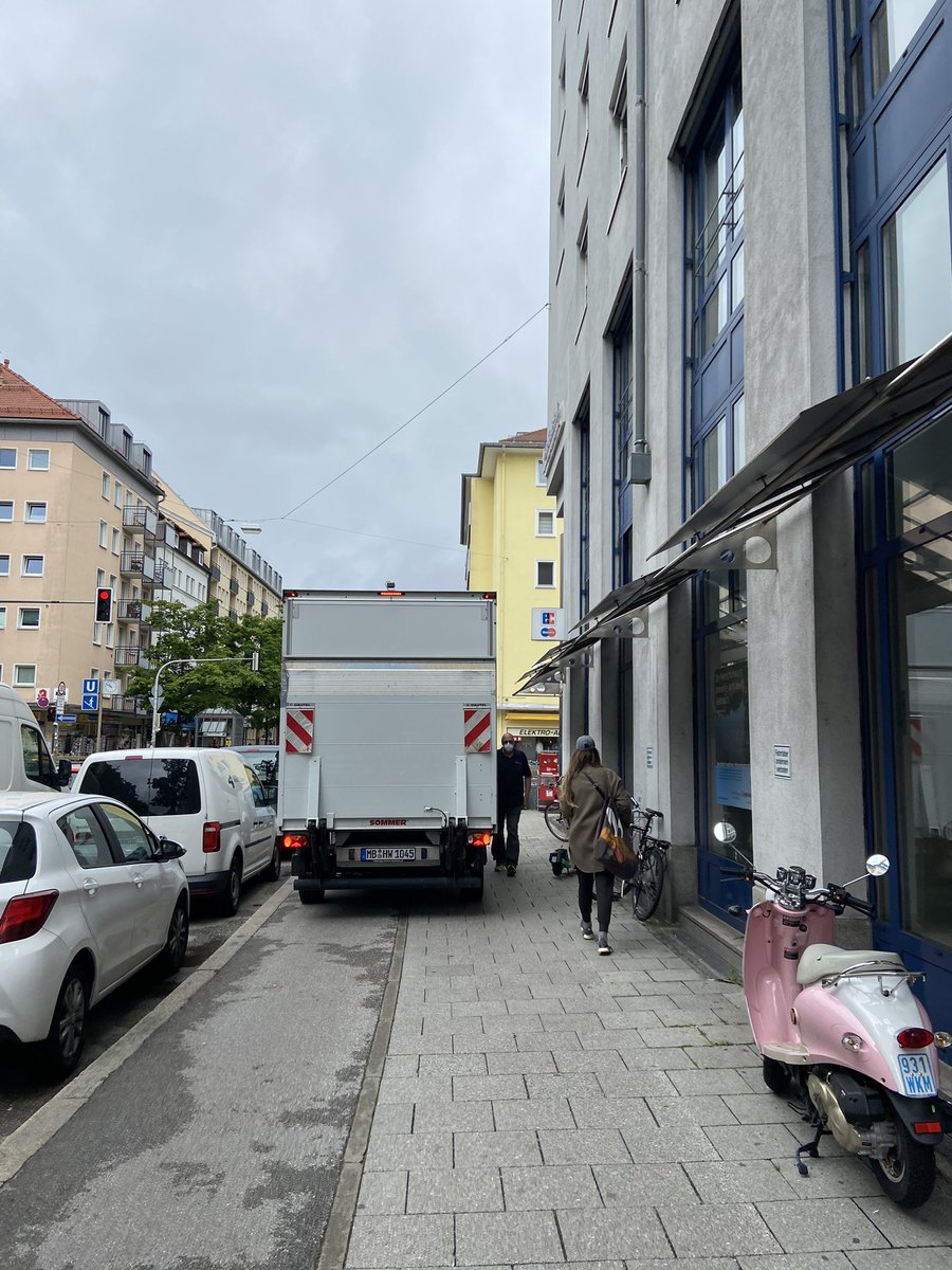 isargirl's tweet photo. Ich griech nuch des Gfrasch in dera Augusdnstross. 
#runtervomradweg https://t.co/ZIYd0VpJrP