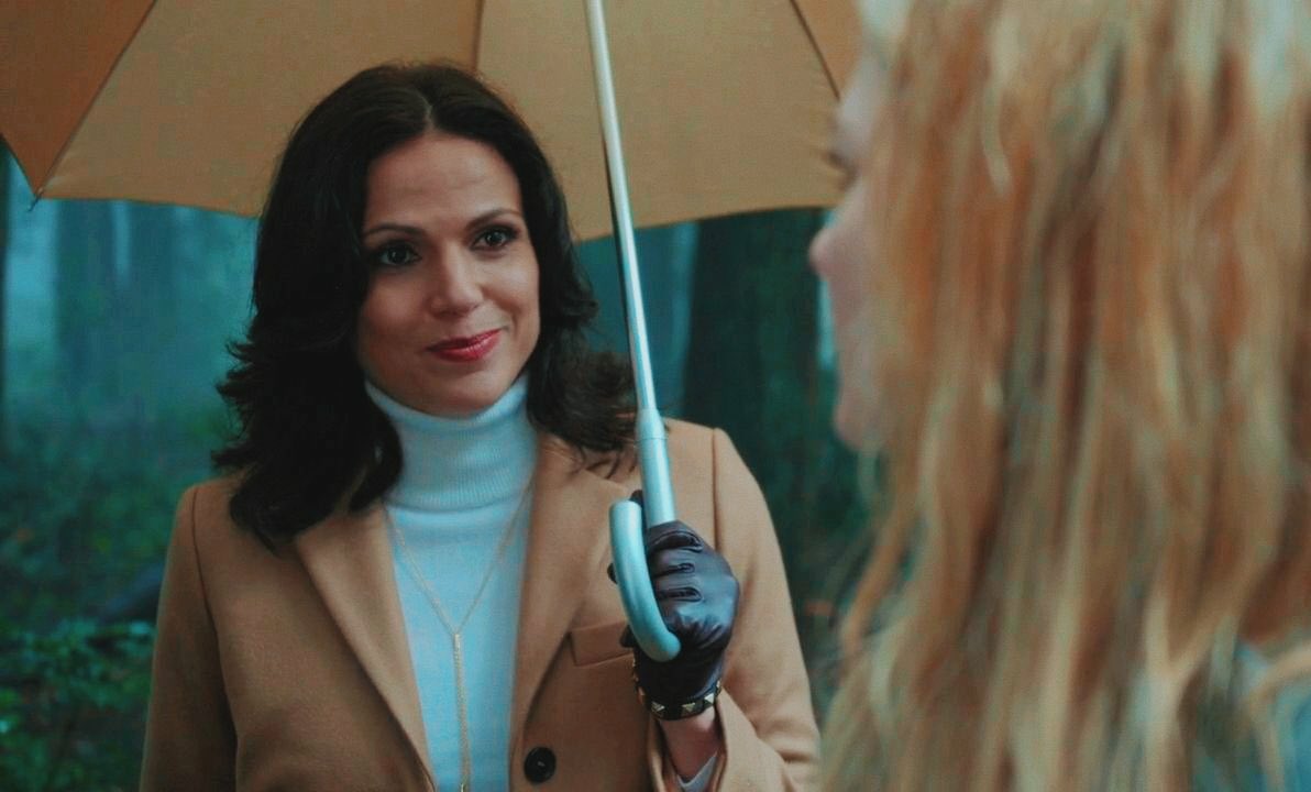 reginaswanmills's tweet photo. she’s looking at emma like she’s her sun moon and stars and i’m just supposed to sit here and believe they’re a couple of straight gal pals? pls- https://t.co/vm0RKfuNp8