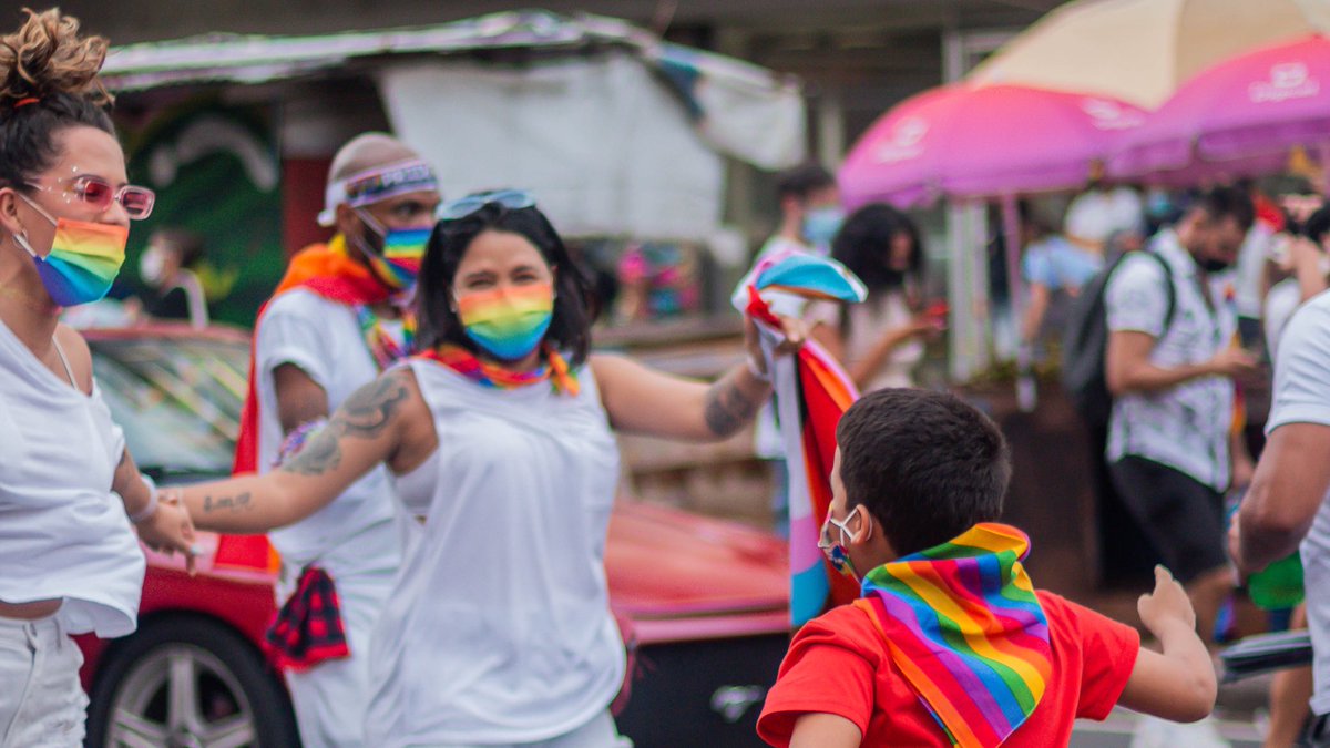 La mejor parte de la marcha del #Pride2021 fue disfrutar junto a estos 2 niños 😍 ¿Ustedes creen que para ellos éramos diferentes?

Nosotras creemos que ellos estaban siendo felices 💜 #Masamormenosodio