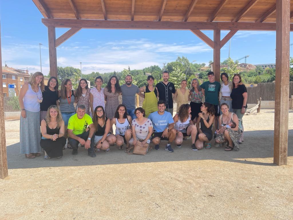 L'equip de Les Bases us desitgem molt bon estiu.Gaudiu molt de la família,del sol,la caloreta,la natura i del temps lliure.Ens veiem  al stmbr amb noves vivències per explicar-nos i ganes de poder-nos veure els somriures i fer-nos fortes abraçades.Bon estiu! #lafamíliadeLesBases