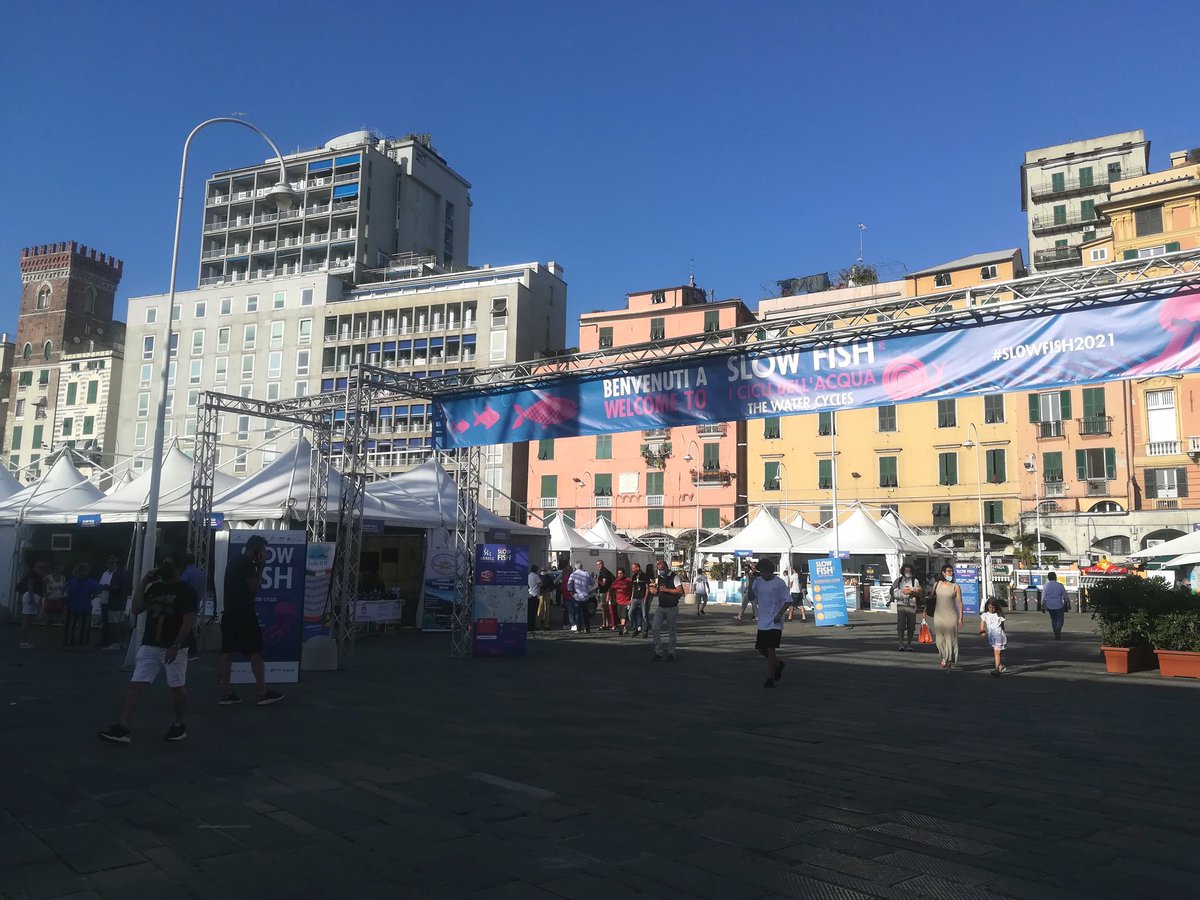 GenovaEventi's tweet photo. #SlowFish2021 porta il mare e la sua cultura nelle piazze di #GenovaMoreThanThis!
Da Caricamento a piazza della Vittoria tra stand, cucina, educazione e intrattenimento, una rassegna gastronomica con incontri, tour guidati e laboratori per bambini.👇
https://t.co/R3oWxOWhPg https://t.co/qs5lNti7gH