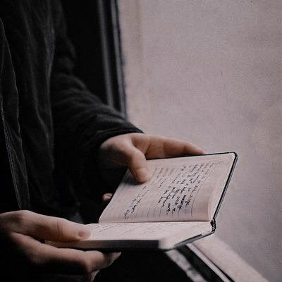 mrswarnerf's tweet photo. "— Adoro o jeito com que você responde a mim. Adoro o jeito que você me quer. Sinto quando você se perde, o jeito que você confia em mim quando estamos juntos. E eu sinto seu amor por mim. — ele sussurra. — Eu sinto nos meus ossos.

— Eu te amei a vida toda." https://t.co/EUGcQQMVOA