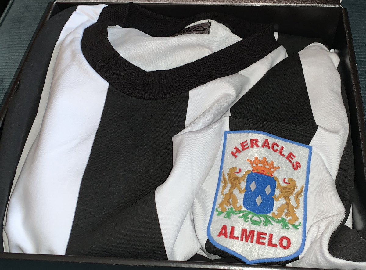 Bloazerd's tweet photo. Ook hier is het prachtige retroshirt van @HeraclesAlmelo binnen. Zin in het nieuwe seizoen. Op naar het stadion! #netalstoen https://t.co/GayqPOzLuz