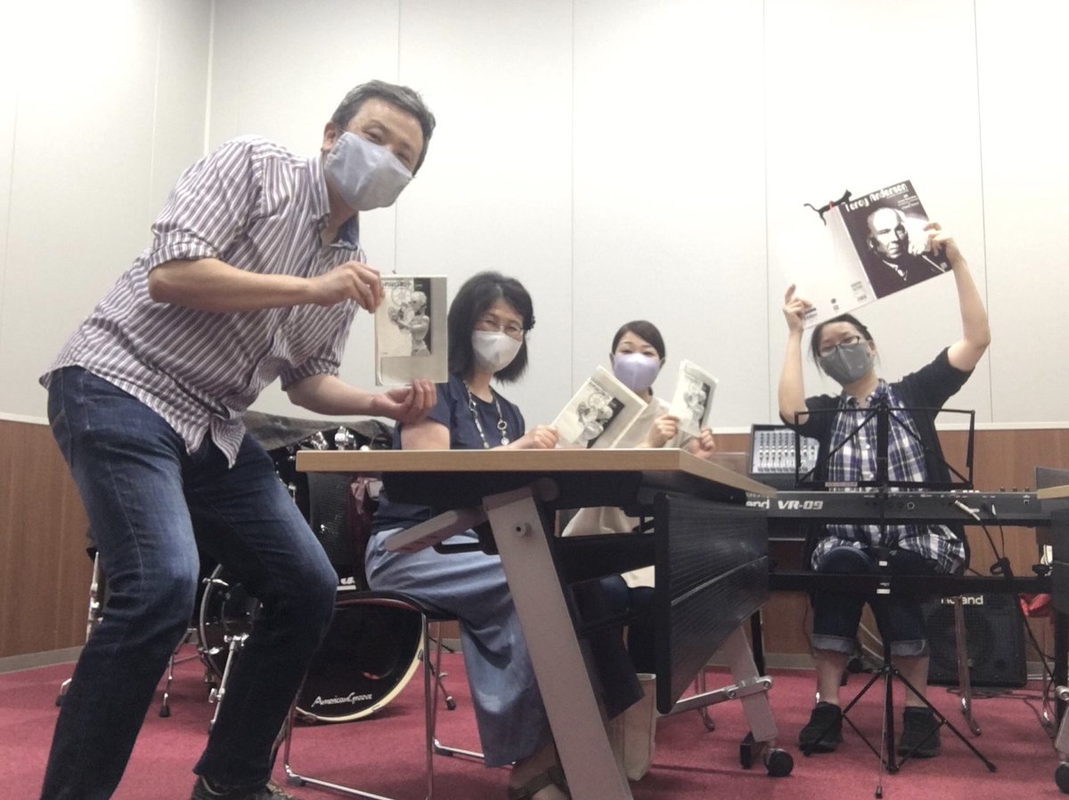utaotozo's tweet photo. 6/28『ロビイ』朗読劇の練習会。
翌6/29は、劇伴作曲者アンダーソンの誕生日!…などということは露知らず。
ようやく演者揃っての写真撮影。
#leroyanderson #hbd
#piano #music for
#irobot #isaacasimov #robbie
#recitation #readingplay
#stagereading #library https://t.co/bgPCQBwD6y