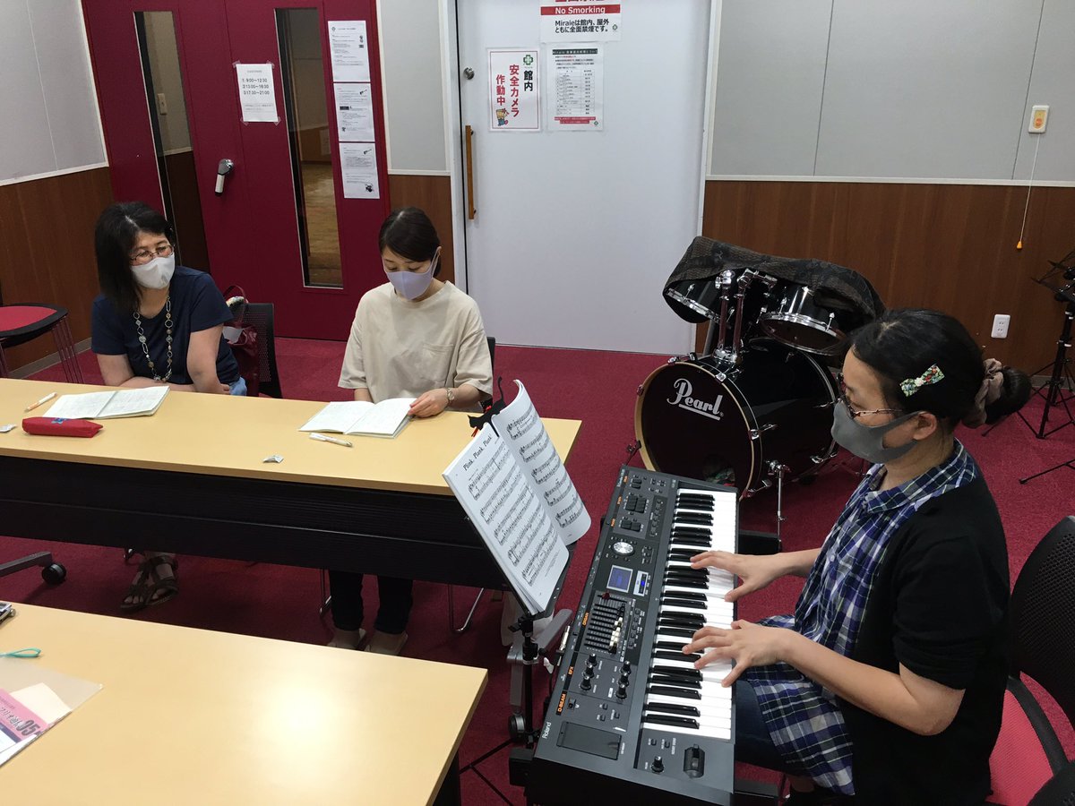 utaotozo's tweet photo. 6/28『ロビイ』朗読劇の練習会。
翌6/29は、劇伴作曲者アンダーソンの誕生日!…などということは露知らず。
ようやく演者揃っての写真撮影。
#leroyanderson #hbd
#piano #music for
#irobot #isaacasimov #robbie
#recitation #readingplay
#stagereading #library https://t.co/bgPCQBwD6y