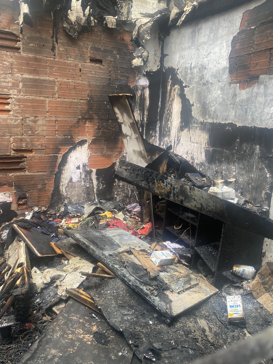 YacarusoJosue's tweet photo. DGGIS- anoche estuvimos en la casa del vecino de barrio richardelli en manz 13 casa 29 que sufrió un incendio por una contingencia eléctrica por el artefacto caloventor ,2 de los 4 niños que viven en la casa terminaron en la guardia y un vecino que se puso el incendio al hombro . https://t.co/851WYIUp5c