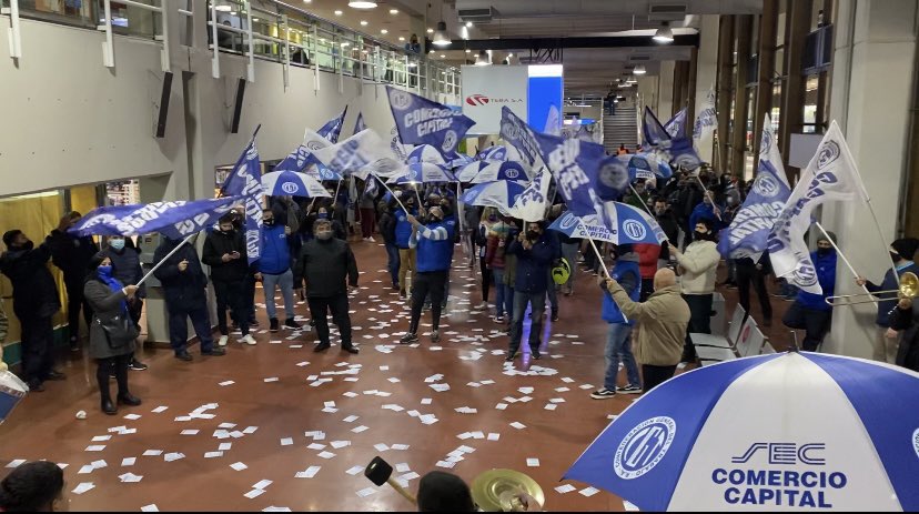 StreamComercio's tweet photo. La Gloriosa Juventud de Comercio acompañando el reclamo de lxs trabajadorxs de TEBA S.A junto al Secretario de Organización Luis Sainz @Sergio_OrtizOk @sabriparedessec @CarlosPerezSEC @ChrisSosaSEC @Ceciliaacostaok @Rociotweet @MGonzalezSEC @m_migliore #SoyComercio #SoyAzul https://t.co/qYRijuiE6L