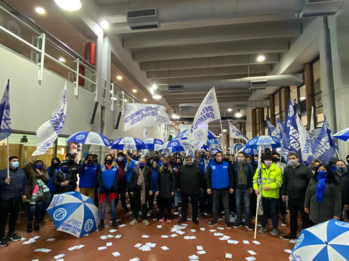 StreamComercio's tweet photo. La Gloriosa Juventud de Comercio acompañando el reclamo de lxs trabajadorxs de TEBA S.A junto al Secretario de Organización Luis Sainz @Sergio_OrtizOk @sabriparedessec @CarlosPerezSEC @ChrisSosaSEC @Ceciliaacostaok @Rociotweet @MGonzalezSEC @m_migliore #SoyComercio #SoyAzul https://t.co/qYRijuiE6L