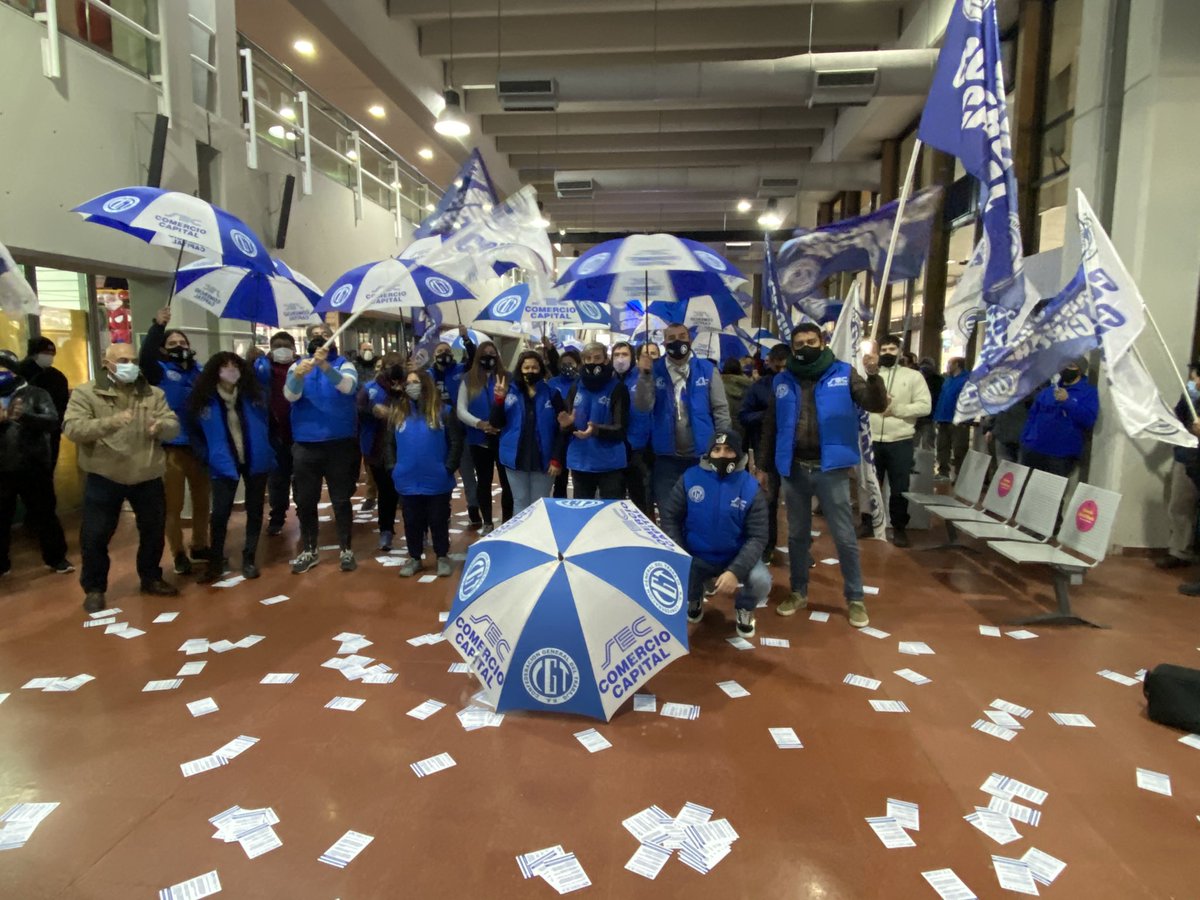 La Gloriosa Juventud de Comercio acompañando el reclamo de lxs trabajadorxs de TEBA S.A junto al Secretario de Organización Luis Sainz <a href="/Sergio_OrtizOk/">Sergio Ortiz</a> <a href="/sabriparedessec/">Sabrina Paredes</a> <a href="/CarlosPerezSEC/">Carlos Pérez</a> <a href="/ChrisSosaSEC/">Christian Sosa</a> <a href="/Ceciliaacostaok/">Cecilia Acosta</a> <a href="/Rociotweet/">Rocio Victoria Rios</a> <a href="/MGonzalezSEC/">Marcela González</a> <a href="/m_migliore/">Mario Migliore</a> #SoyComercio #SoyAzul