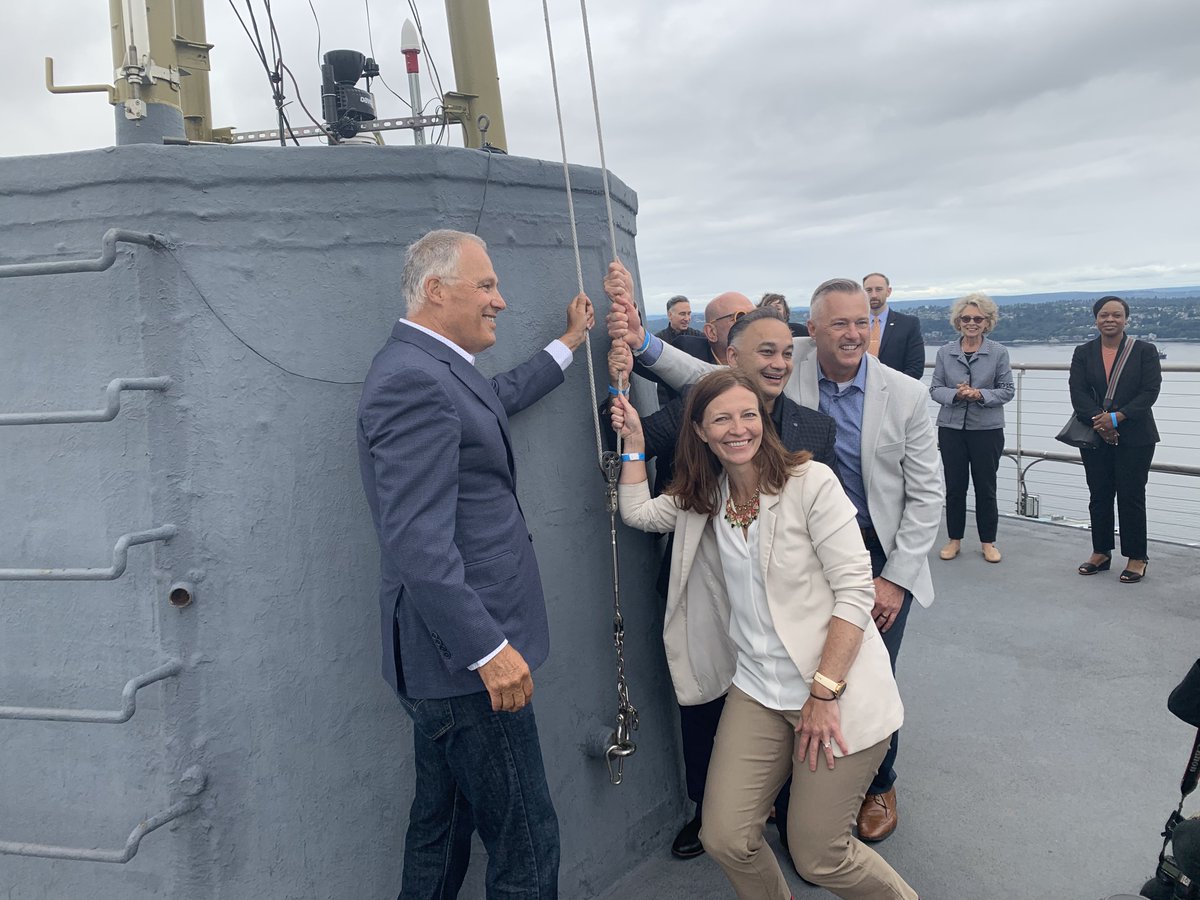 GovBobFerguson's tweet photo. Today I raised the #WashingtonReady flag above the @space_needle. We’re ready to reopen, and we’re ready to celebrate the people who have made today possible.

It’s a great day in the state of Washington. https://t.co/1g5OzJEEqe