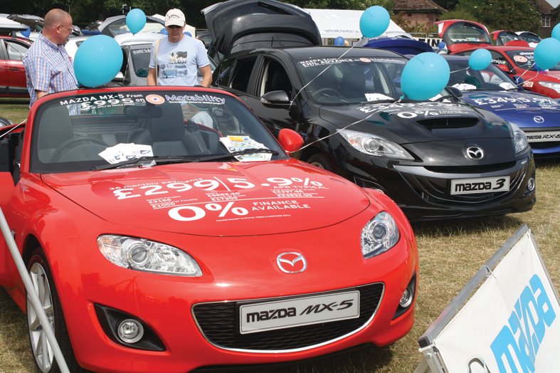 EbMotorshow's tweet photo. #ThrowbackThursday to 2010 and #Eastbourne Motorshow host @Jason_Dawe_Com enjoying the sunshine & cars @ Sussex Downs College on Kings Drive.
#EastbourneMotorshow #MotorshowEvents https://t.co/mUJrSo4usq
