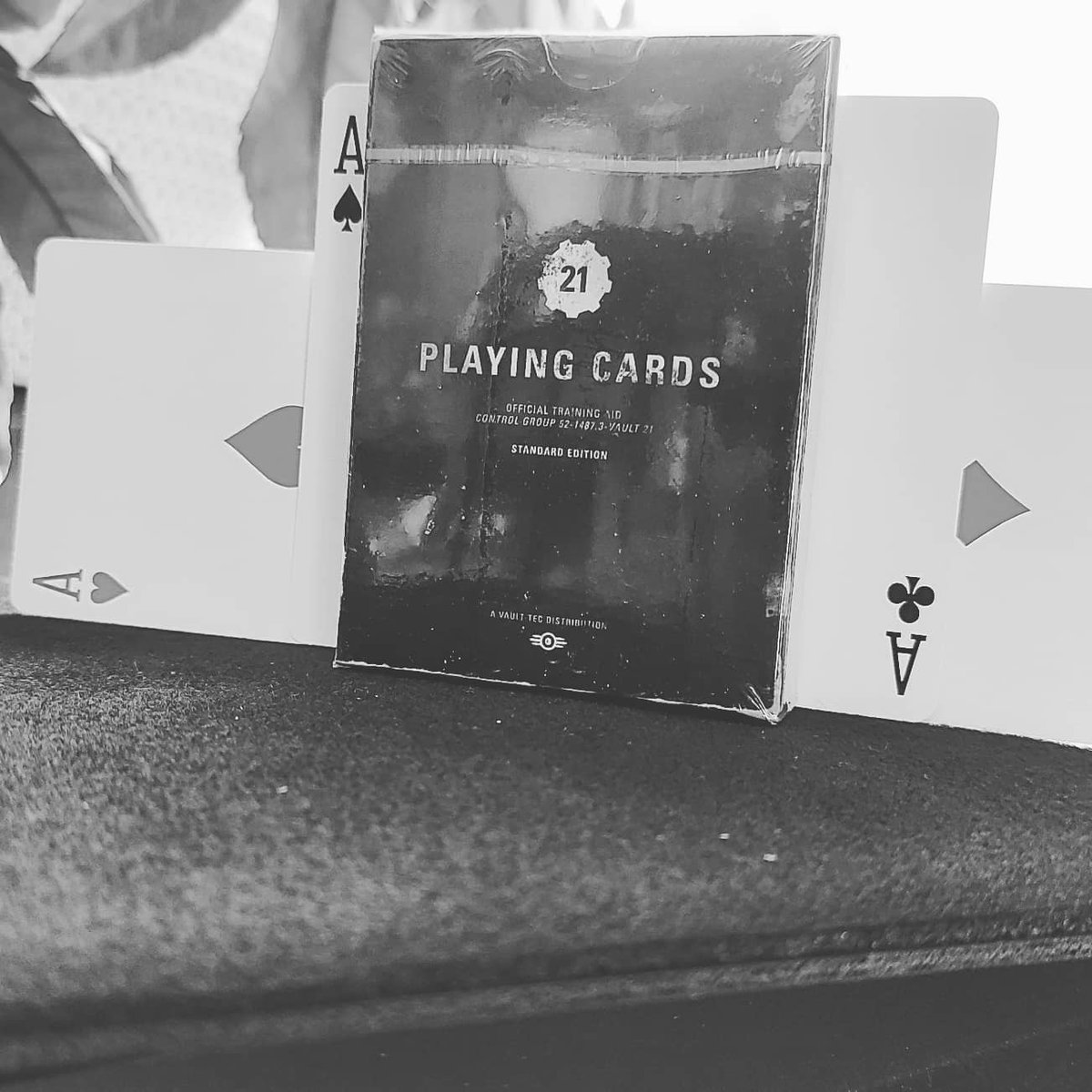 DavidP_writing's tweet photo. Cardistry lovers and deck collectors alike.
Just received this rare Fallout New Vegas collector's edition deck in the mail.

The latest addition to my collection.

I love opportunities like this. 
Holding something rather special in your hands.

#cardistry #cards #Magic https://t.co/KV1NKCEQLJ