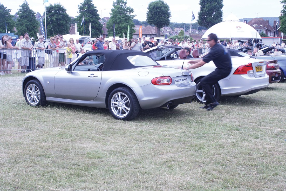 EbMotorshow's tweet photo. #ThrowbackThursday to 2010 and #Eastbourne Motorshow host @Jason_Dawe_Com enjoying the sunshine & cars @ Sussex Downs College on Kings Drive.
#EastbourneMotorshow #MotorshowEvents https://t.co/UOlgKoDxZw