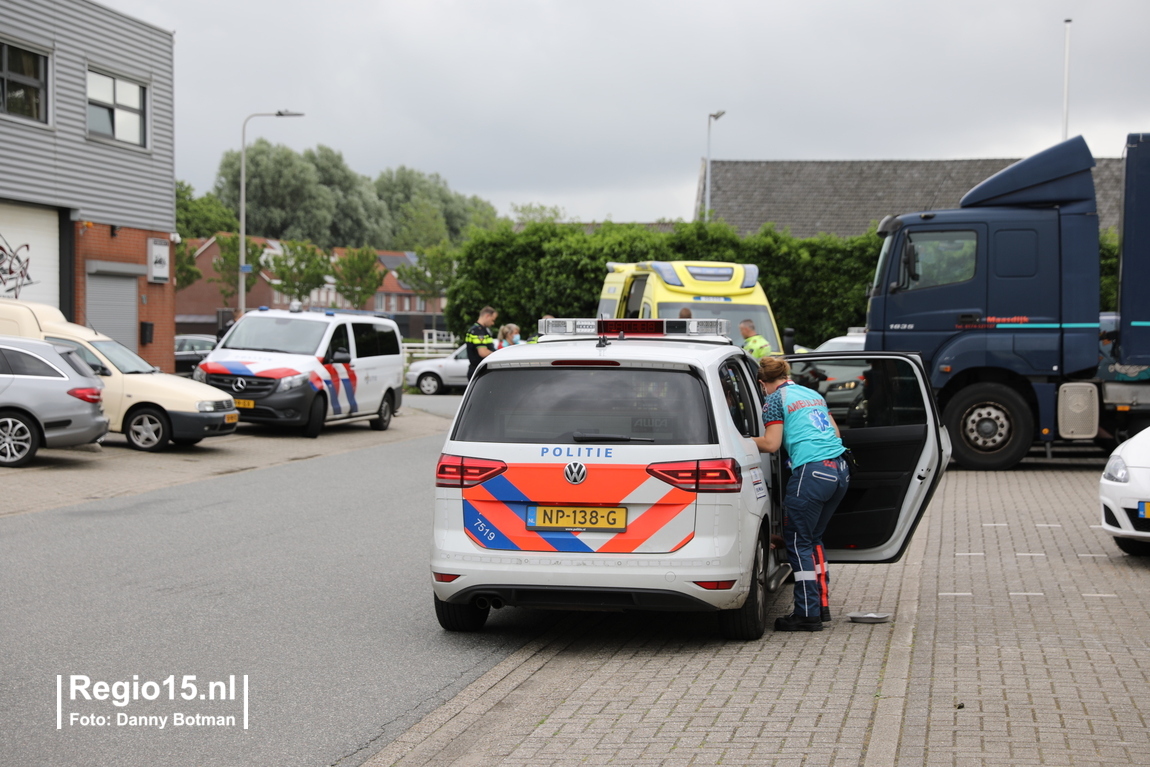 Nu online: twee gewonden en aanhoudingen bij #steekpartij bij een bedrijf aan #DeVierdeHoeve in #Maasdijk..