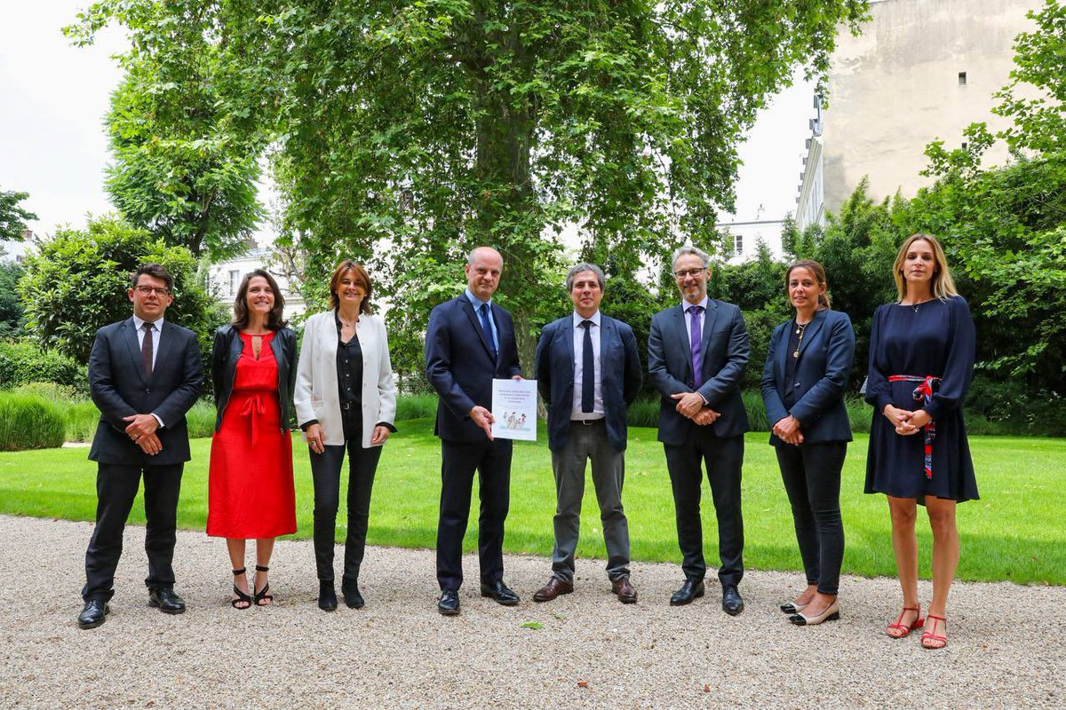 jmblanquer's tweet photo. Former nos élèves aux médias pour discerner et penser par eux-mêmes.
Merci à @SergeBarbet et à @LeCLEMI pour le rapport sur le renforcement de l’éducation aux médias et à l’information. Pour une citoyenneté numérique.
Des propositions opérationnelles pour une nouvelle donne. https://t.co/2bitmJRUze