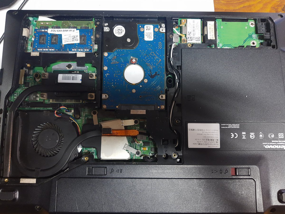 En esta Lenovo E49 se realizó una limpieza de todos sus componentes, especialmente del cooler del procesador, ya que el polvillo acumulado impedía el normal funcionamiento del equipo.
Por este y otros trabajos podés consultarnos al 15-6163-9034.
#soportetecnico #emprendimiento