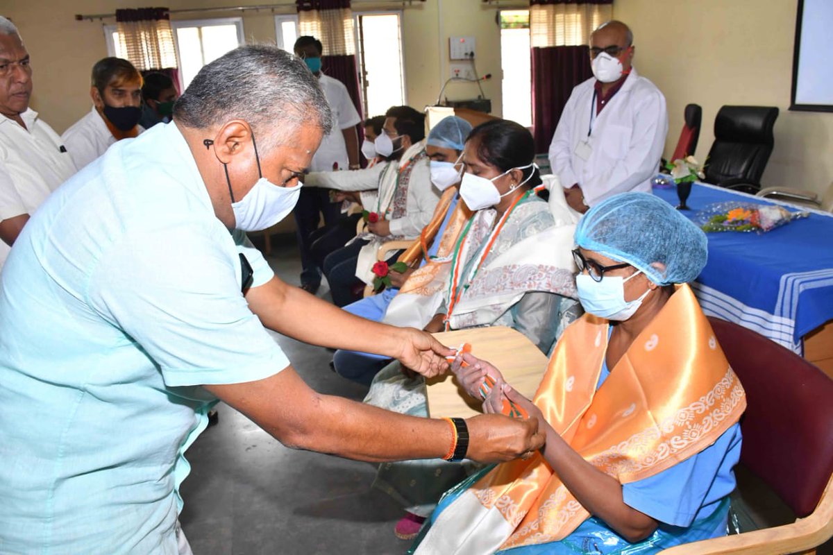 KiranINC29's tweet photo. On National Doctors Day And Press Day, Our Protectors Doctors And Press Reporters Were Honored By KPCC Media Panelist Shri @PHNeralakeriINC
#ThankYouDoctors #ThankYouPress
@RahulGandhi @priyankagandhi
@DKShivakumar @siddaramaiah @brnaidu1978 @INCKarnataka
@rssurjewala https://t.co/paF4NC7Ll5