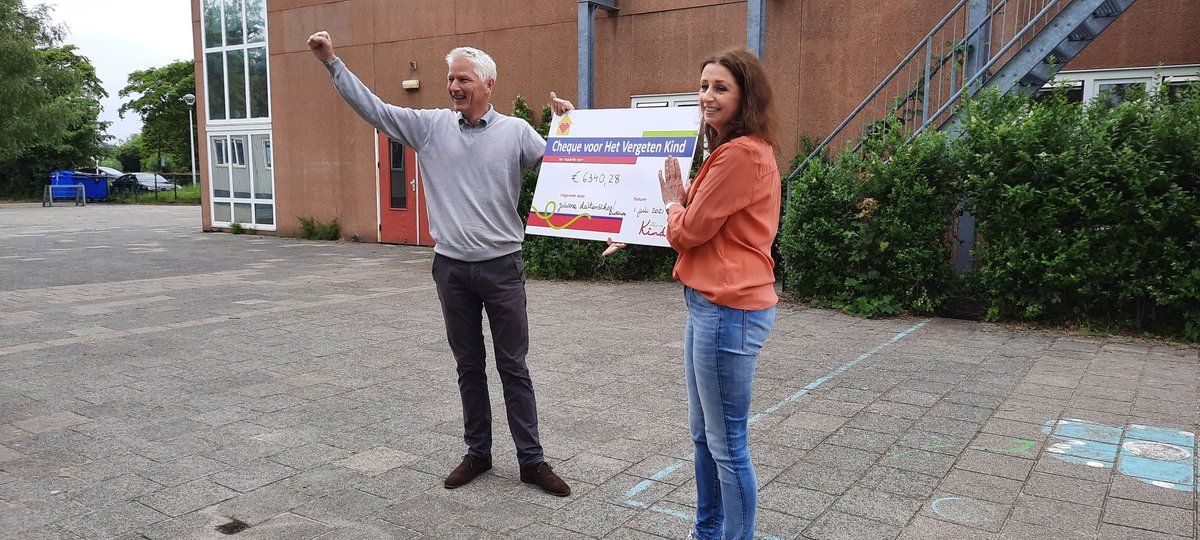 Vandaag hebben we de cheque overhandigd aan ons spaardoel Het Vergeten Kind. We hebben met de hele school €6340,28 ingezameld. Goed gedaan allemaal! #HetVergetenKind #HVK