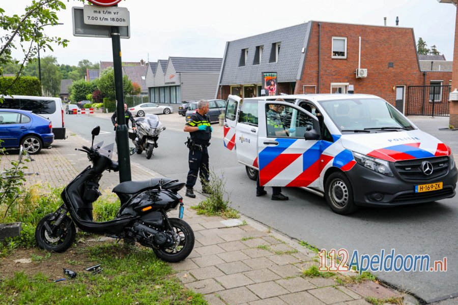 Agent aangereden door scooterrijder tijdens verkeerscontrole in #Apeldoorn. 112Apeldoorn.