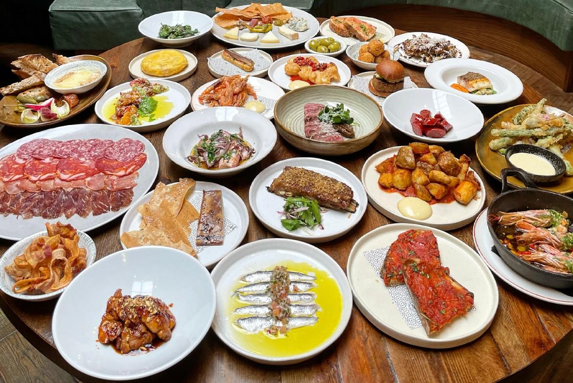 bar44tapas's tweet image. Cardiff 👋🏻⁠
⁠
If you have a table booked with us for Saturday but now plans have changed &amp;amp; you are watching the footie - please can you amend/cancel your table so we can offer it to others 🍴⁠
⁠
Give us a call 03333 44 40 49 or email on cardiff@bar44.co.uk⁠
⁠
Thank you 🧡